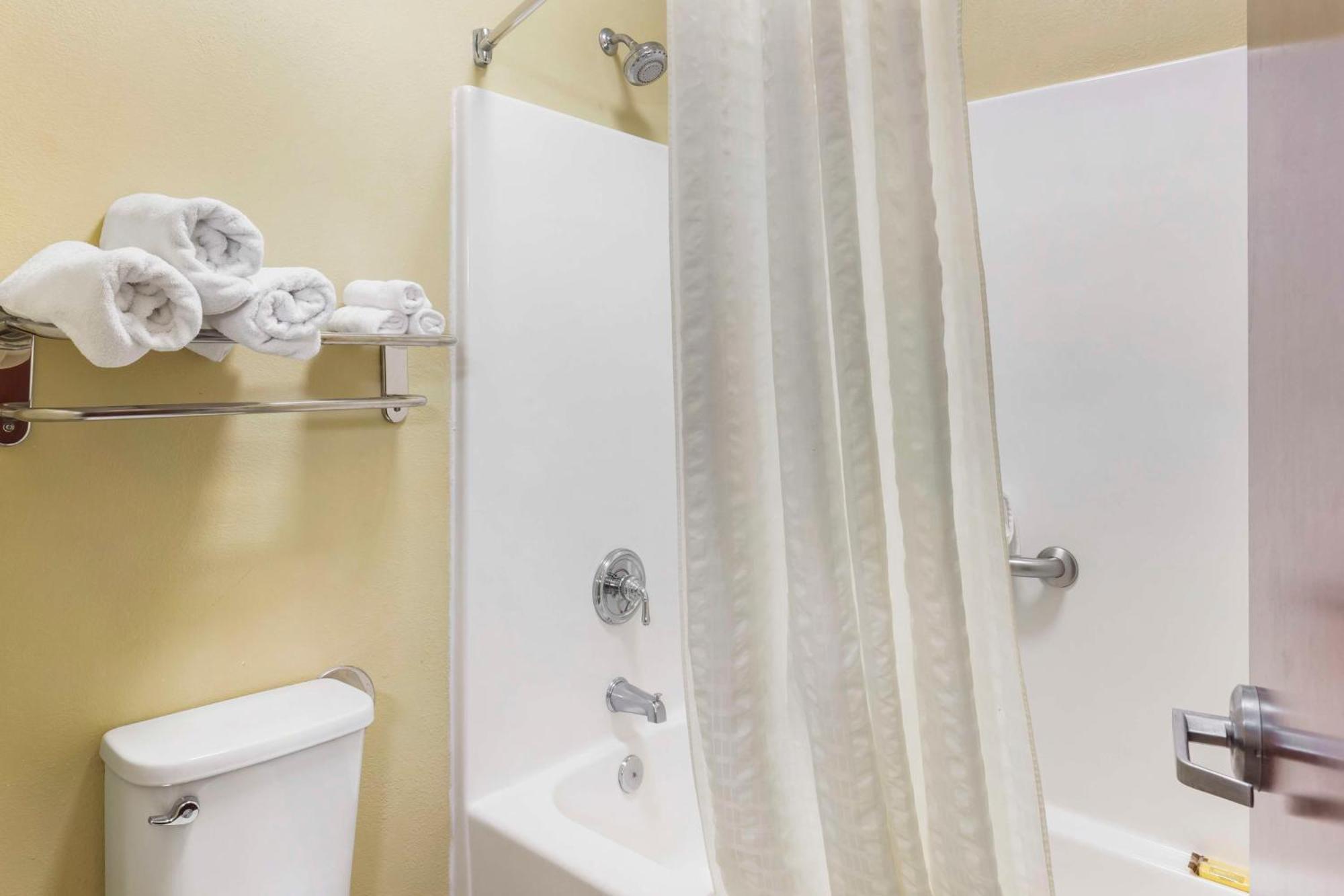 Hotel Spark By Hilton Carolina Rd 3*